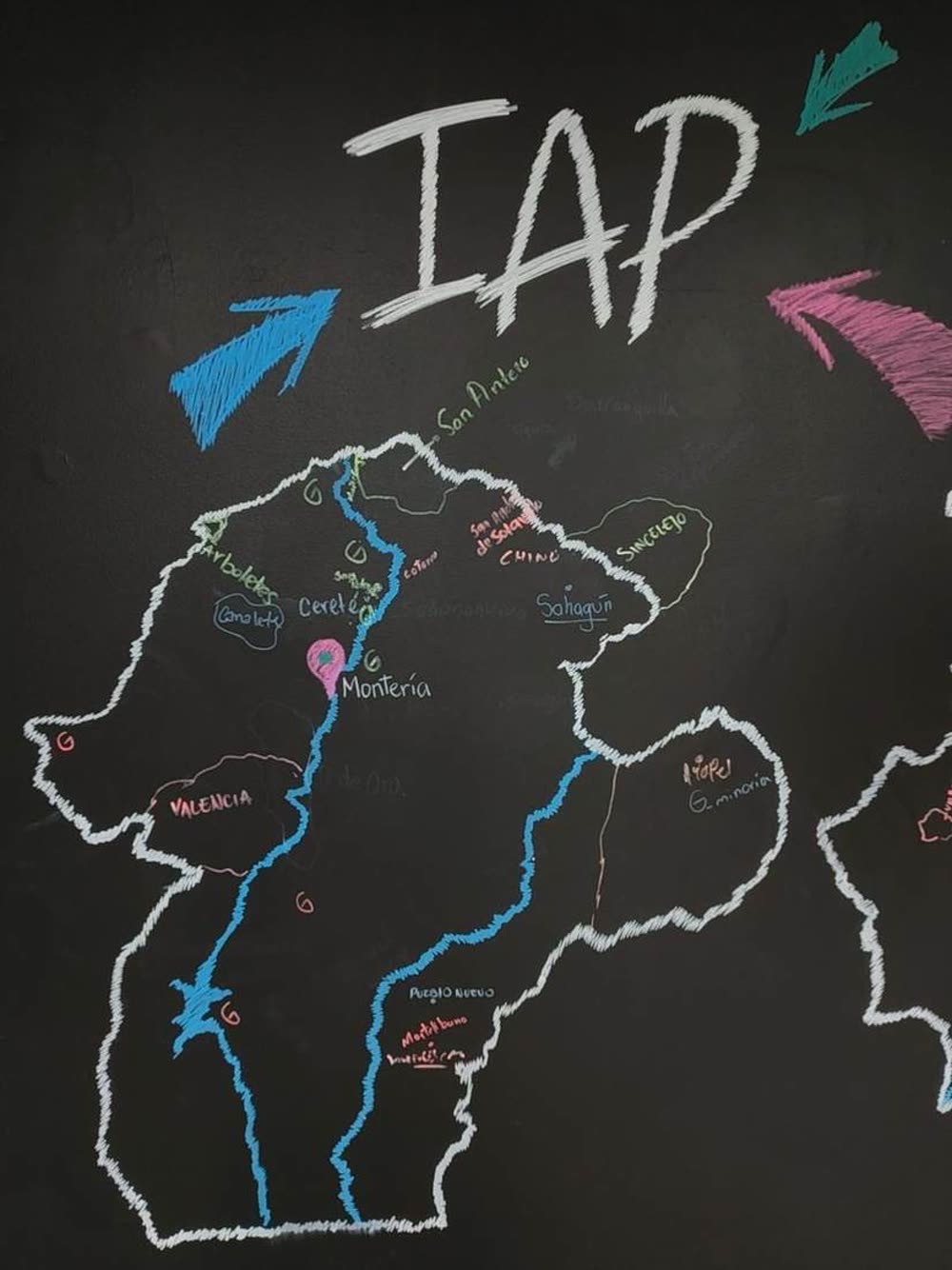 Cartografía colectiva del departamento de Córdoba dibujada en tablero, presentada en una exposición dedicada a