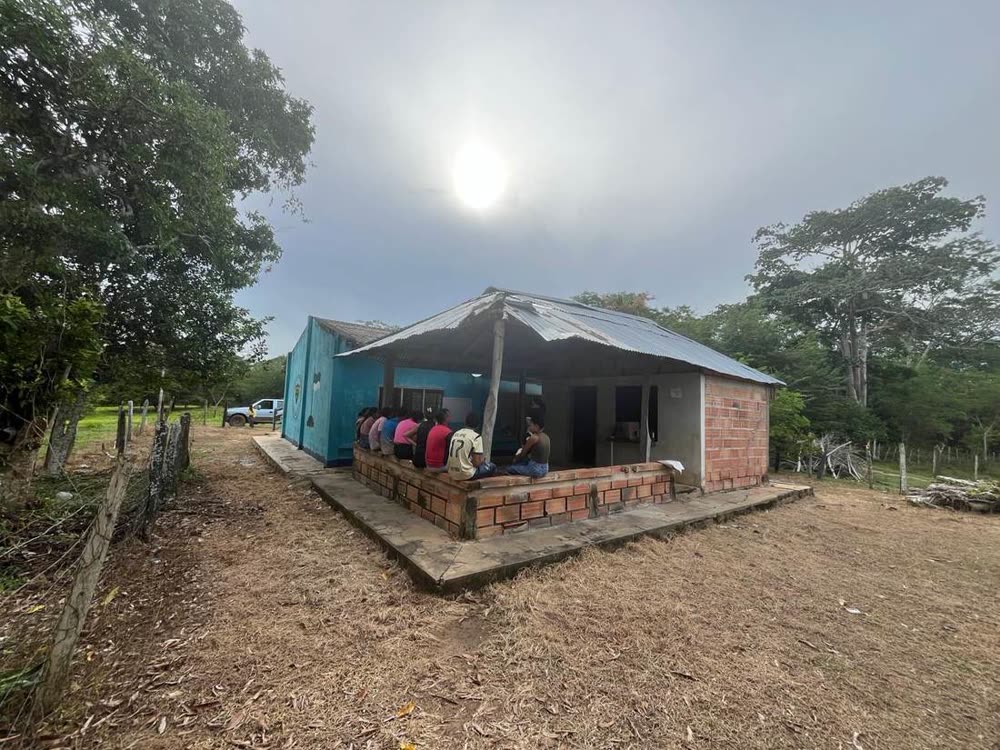 Jóvenes reunidos en la casa comunal de El Balzal, junto a la reserva. Este es el lugar y el formato en que se 