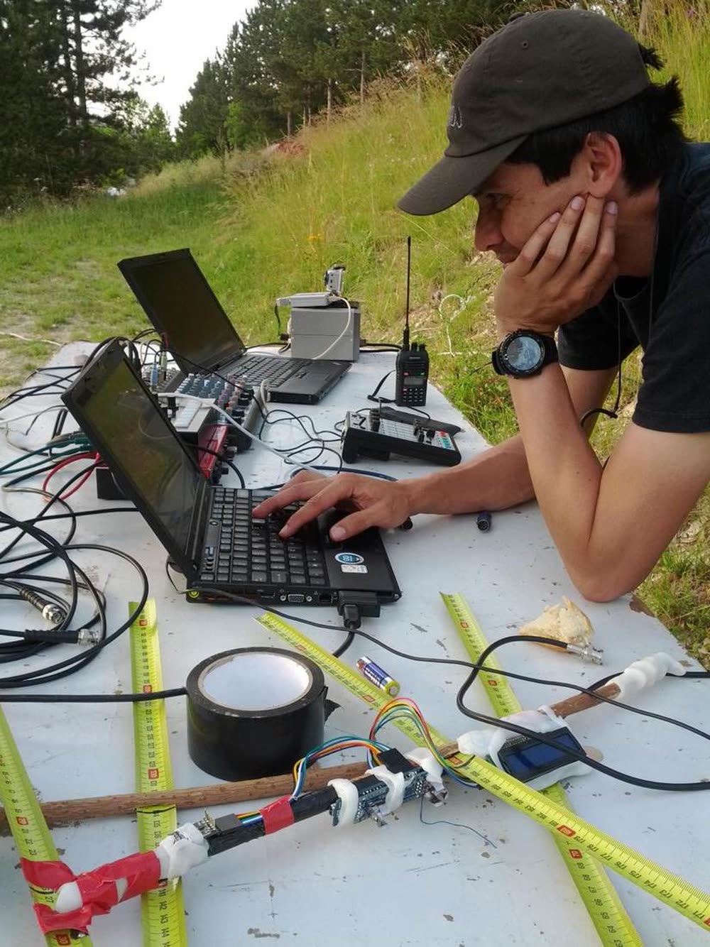 Trabajo de campo con sistema de grabación y transmisión en Désert Numérique, Saint-Nazaire-le-Désert (Francia)